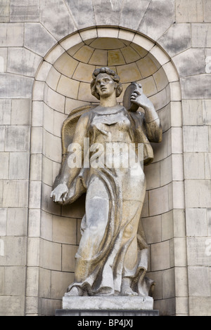 Statua presso il Palazzo della Cultura e della scienza, Varsavia Polonia. Foto Stock