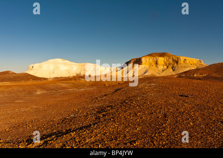 I distacchi nei pressi di Opal città mineraria di Coober Pedy in outback Australia del Sud al tramonto Foto Stock