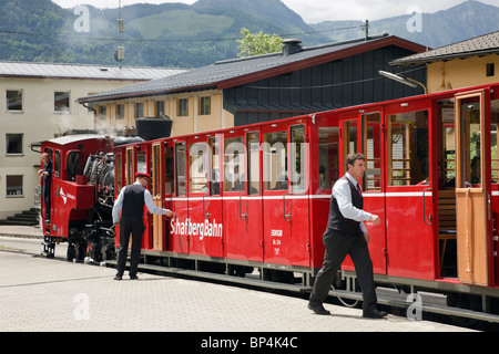 Red treno a vapore sul pignone e cremagliera stazione ferroviaria piattaforma a monte Schafberg. St Wolfgang, Salzkammergut, Austria Foto Stock