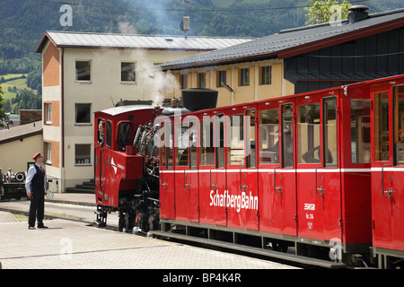 St Wolfgang, Salzkammergut, Austria. Red treno a vapore sul pignone e cremagliera stazione ferroviaria piattaforma a monte Schafberg Foto Stock