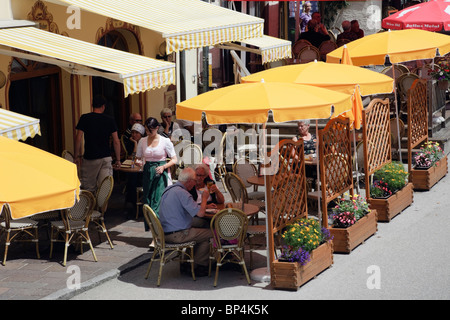 Caffetterie con persone pasti fuori nella città vecchia. St Wolfgang, Salzkammergut, Austria superiore, Austria, l'Europa. Foto Stock