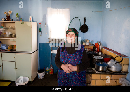 Vecchio contadino nella sua vecchia zona cucina. Ora vive in un casale più recenti. Gmina Przylek, Zwolen county, Polonia. Foto Stock