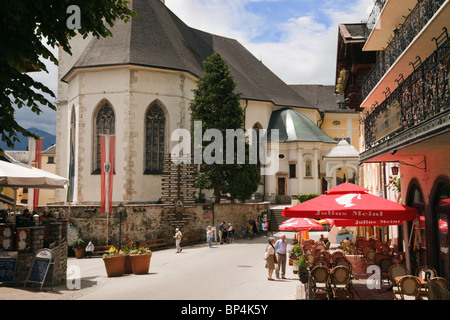 St Wolfgang, Salzkammergut, Austria superiore, Austria, l'Europa. Scena di strada con persone pasti fuori nei caffè della città vecchia. Foto Stock