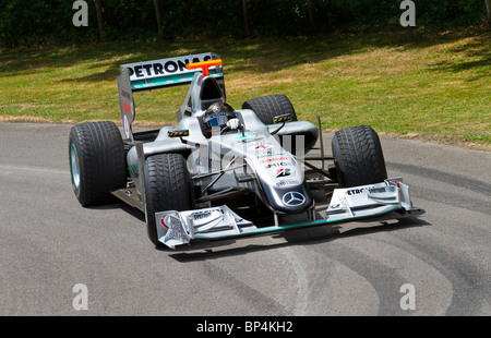 2009 Brawn-Mercedes BGP 001 con driver Nick Heidfeld a 2010 Goodwood Festival of Speed, Sussex, Inghilterra, Regno Unito. Foto Stock