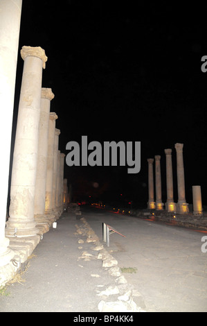 Israele, Bet Shean, Scythopolis, Il Cardo a Palladius street illuminata di notte Foto Stock