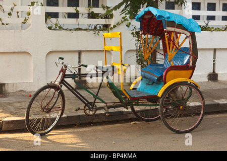 Vuoto di risciò bicicletta in strada. Pondicherry, India del Sud Foto Stock