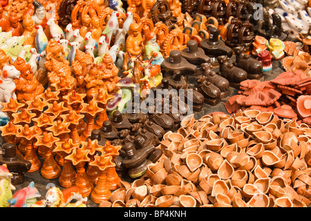 Giocattoli di argilla e accessori per pooja (tempio di culto). Thiruvannamalai Foto Stock