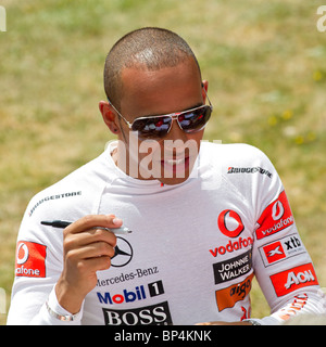 Lewis Hamilton firma autografi al 2010 Goodwood Festival of Speed, Sussex, Inghilterra, Regno Unito. Foto Stock