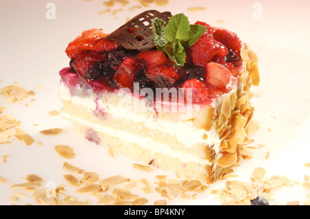 Lampone e torta di blackberry w crema dadi di massa e le foglie di menta Foto Stock