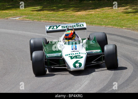 1982 Williams-Cosworth FW08 con driver Karun Chandhok al 2010 Goodwood Festival of Speed, Sussex, Regno Unito. Foto Stock