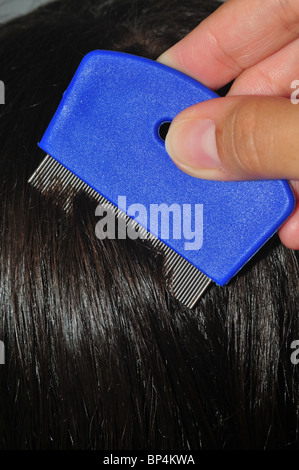 La pettinatura di una giovane ragazza capelli con il pettine nit Foto Stock