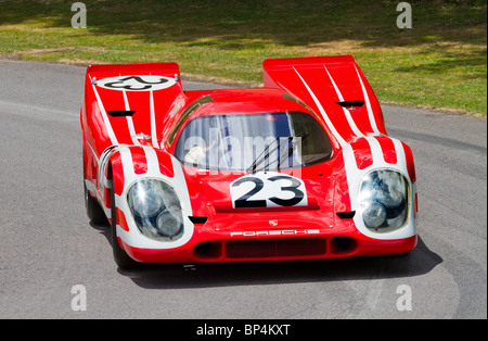 1970 Porsche 917 Kurzheck Coupé 917K con driver Jackie Oliver al 2010 Goodwood Festival of Speed, Sussex, Inghilterra, Regno Unito. Foto Stock