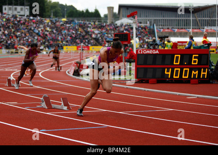 Kaliese SPENCER, 400m Ostacoli alla gara di Aviva London Grand Prix, il Crystal Palace di Londra. Agosto 2010 Foto Stock