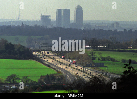 L'autostrada M11 in Essex, Gran Bretagna, guardando a sud verso la M25 e One Canada Square e da Canary Wharf a Londra, Gran Bretagna. Foto Stock