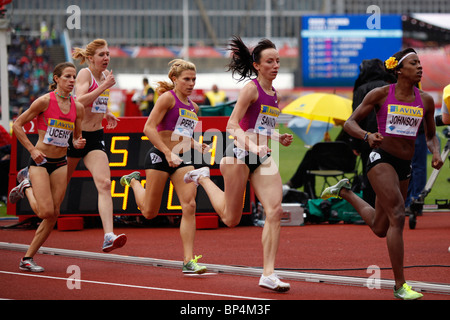 Mariya SAVINOVA & Alysia Johnson, 800m donne la corsa a Aviva London Grand Prix, il Crystal Palace di Londra. Agosto 2010. Foto Stock