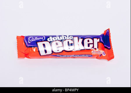 Un taglio al di fuori di un Cadbury cioccolato al latte Double Decker bar su sfondo bianco Foto Stock