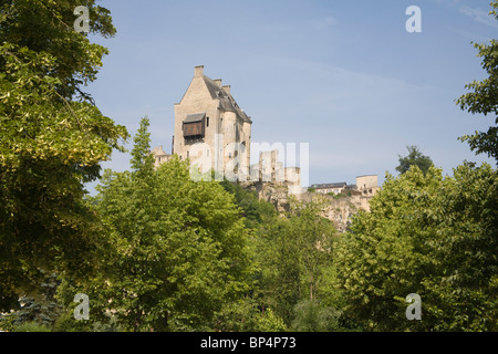 Larochette Lussemburgo Europa il castello arroccato su un promontorio con maison de Crehange un restaurato 13thc Manor House Foto Stock