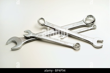 Quattro chiavi su sfondo bianco Foto Stock