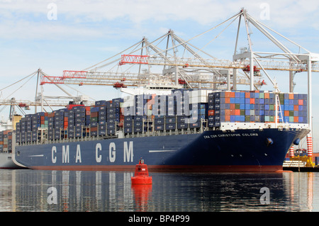 DP World ABP Southampton marine container terminal Southern England Regno Unito di CMA CGM Christophe Colomb nave container essendo caricati Foto Stock