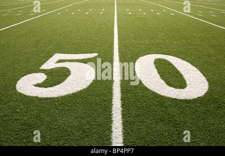 Primo piano di 50 yard linea sul football americano in campo. Foto Stock