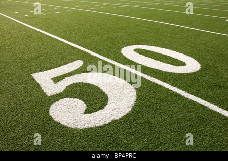 Primo piano di 50 yard linea sul football americano in campo. Foto Stock