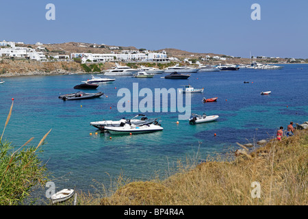 Baia della famosa e ricca, Platis Gialos, Mykonos Isola, Cicladi, ISOLE DELL' EGEO, Grecia Foto Stock