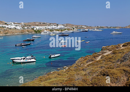 Baia della famosa e ricca, Platis Gialos, Mykonos Isola, Cicladi, ISOLE DELL' EGEO, Grecia Foto Stock