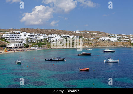 Baia della famosa e ricca, Platis Gialos, Mykonos Isola, Cicladi, ISOLE DELL' EGEO, Grecia Foto Stock