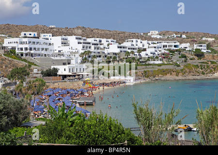 Baia della famosa e ricca, Platis Gialos, Mykonos Isola, Cicladi, ISOLE DELL' EGEO, Grecia Foto Stock