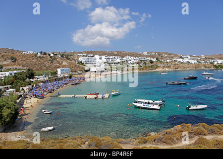 Baia della famosa e ricca, Platis Gialos, Mykonos Isola, Cicladi, ISOLE DELL' EGEO, Grecia Foto Stock