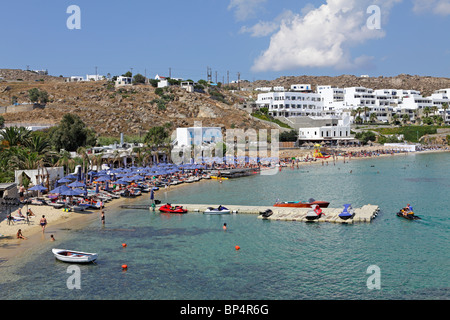 Baia della famosa e ricca, Platis Gialos, Mykonos Isola, Cicladi, ISOLE DELL' EGEO, Grecia Foto Stock