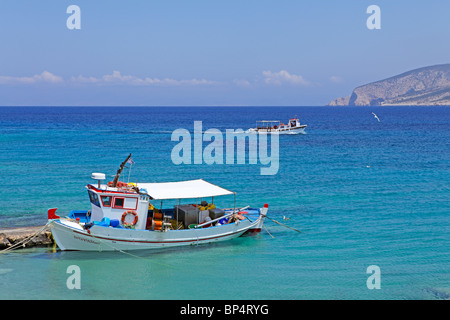 La pesca in barca sull isola Koufonisi, Kato Koufonisi in background, Isola di Koufonisi, Cicladi, ISOLE DELL' EGEO, Grecia Foto Stock
