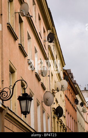 Antenne satellitari su appartamenti residenziali, Varsavia POLONIA Foto Stock