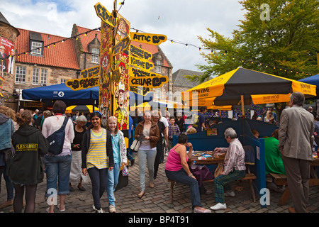 Cortile del Pleasance, un importante luogo di Edinburgh Fringe Festival. Indicazione di luoghi diversi, tavoli e panche. Foto Stock