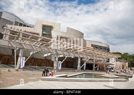 Il Parlamento scozzese edificio ingresso. Banner per una mostra fotografica, parte dell'Edinburgh Festival Fringe Festival + della politica Foto Stock