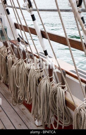 Close up di corde e manovre su una vecchia nave a vela regge il montante principale e vele Foto Stock