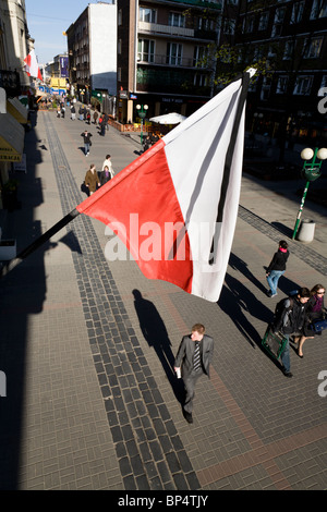 Varsavia POLONIA: bandiera e nastro nero in memoria del Presidente Lech Kaczynski e 95 altri... Foto Stock