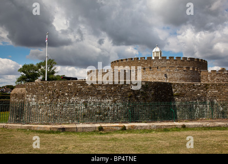 Deal Castle nel Kent che mostra le pareti intorno alla rocca Foto Stock