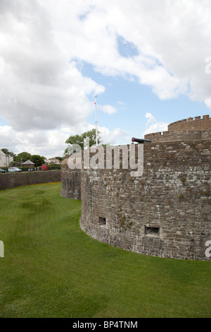 Deal Castle nel Kent che mostra le pareti intorno alla rocca Foto Stock