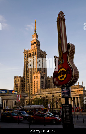 Palazzo della Cultura e della scienza e un Hard Rock Cafe segno, Varsavia Polonia. Foto Stock