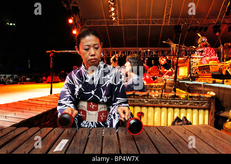 Un giapponese di indossare il kimono giocando il xilofono sul palco durante il mondo Gamelan Festival a Kuala Terengganu, Malaysia Foto Stock