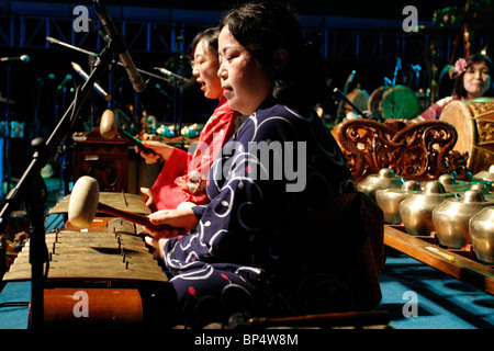 Musicista giapponese che indossa i kimono lo xilofono sul palco durante il World Gamelan Festival a Kuala Terengganu, Malesia Foto Stock