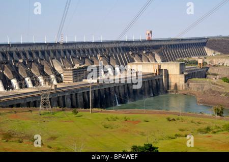 Itaipu diga idroelettrica, fiume Parana, confine tra Brasile e Paraguay Foto Stock