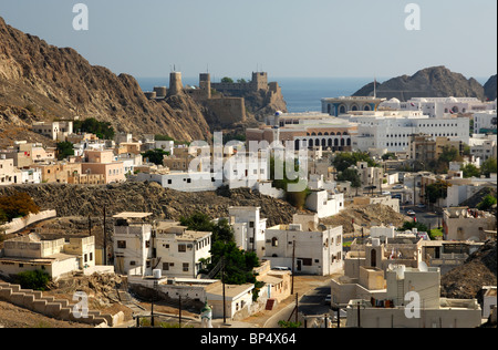 La vista sul centro storico di Muscat con il Fort Mirani nel retro, il sultanato di Oman Foto Stock