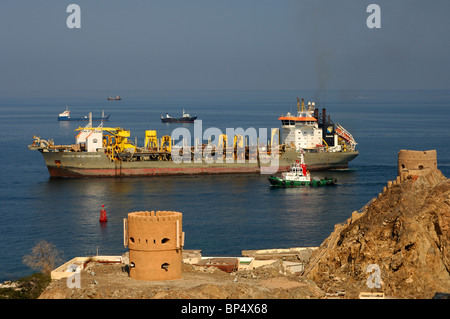 Draga 'la Regina dei Paesi Bassi" entrando nel porto di Sultan Qaboos, Muscat Oman, Medio Oriente Foto Stock