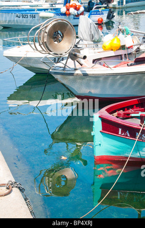 Barche di pescatori locali si riflette nelle acque cristalline di Porto Vecchio, Ajaccio, Corsica, Francia Foto Stock