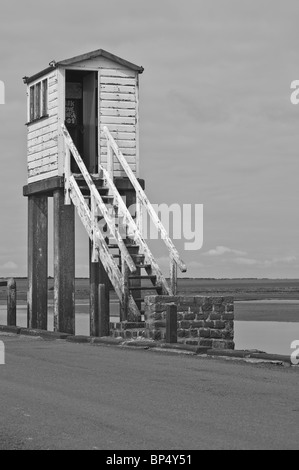 Capanna in legno su palafitte con sportello aperto LINDISFARNE Holy Isle NORTHUMBERLAND Foto Stock