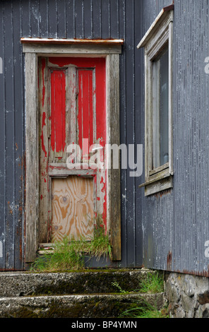 Rosso porta dipinta, Viðareiði, Viðoy, Isole Faerøer Foto Stock