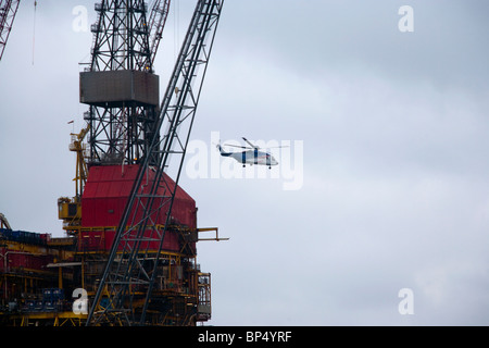 Bristows Sikorsky S 92 di atterraggio su Terna una piattaforma del mare del Nord Foto Stock