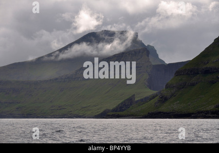 Soleggiato su cloud Tindhólmur, Vágar dal traghetto Mykines, Isole Faerøer Foto Stock